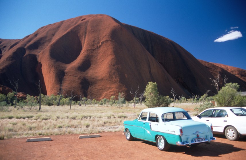 4b_uluru_car.jpg
